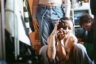 Rene Matić, “Travis and Rene in Mia’s studio” (2023)