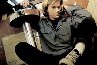 Chuck Taylors 的 River Phoenix