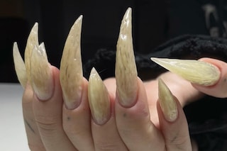 Grotesque rotten gross nails trend