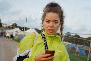 Nil&#252;fer Yanya arrives at Glastonbury 2019