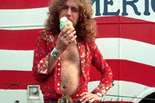 罗伯特·普兰特 (Robert Plant) 在查克·泰勒 (Chuck Taylors)