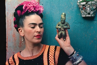 Frida-with-Olmeca-Figurine-Hi-Res