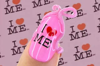 Pia Momo nail artist