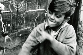 01_PressImage l Roger Mayne, Boy playing conkers, 