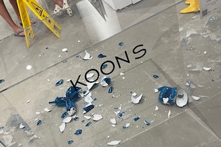 Jeff koons shattered balloon dog