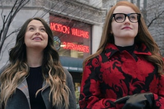 Rachel Williams (Katie Lowes) and Anna Delvey (Julia Garner)