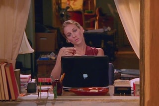 carrie-writing-on-her-laptop-on-satc
