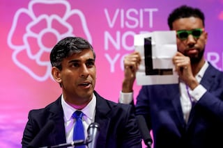 Niko Omilana holds an ‘L’ behind Rishi Sunak