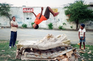 Jamel Shabazz, “Flying High. Brownsville, Brooklyn” (1982)