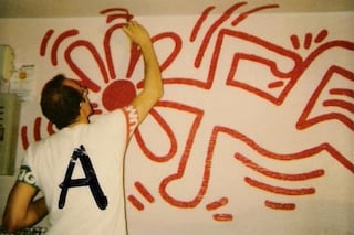 Haring paints the Ars Studio club mural, Barcelona