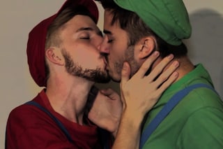 Luigi and Mario from Super Mario Bros gay kissing