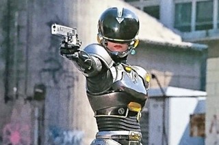 lady-battle-cop