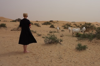 Tilda Swinton in Dubai by Amanda Harlech (3)