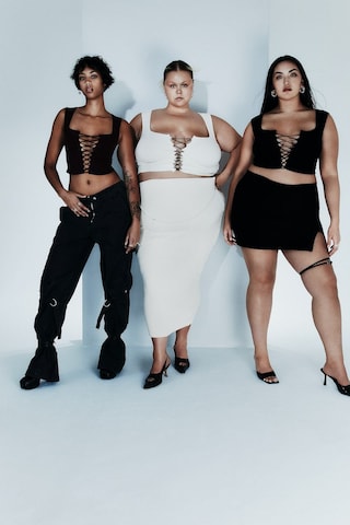 BLUEKI curve / plus size clothing by model Yumi Nu