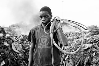 Mario Macilau, &quot;A Boy with Recycled cables&quot; (2015)