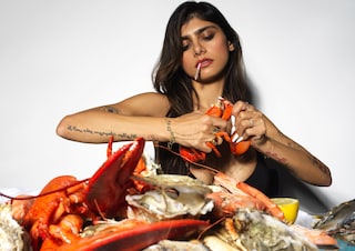 Mia Khalifa – Sheytan jewellery 