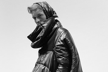 Hombre con chaqueta de piel negra y Vivienne Westwood mochila antes de  Giorgio Armani Fashion Show, la Semana de la moda de Milán street style en  enero de 2017 Fotografía de stock 