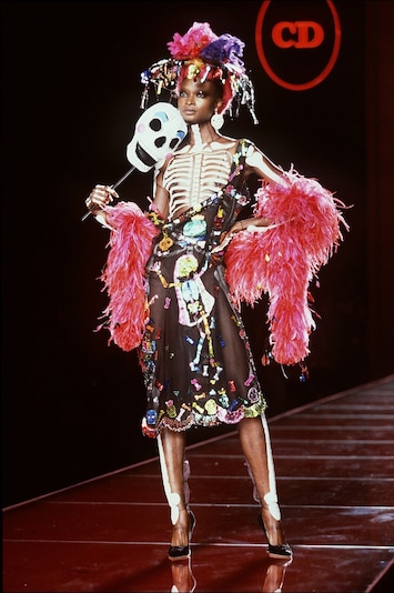 weird dresses fashion show Reacting to Weird Fashion Shows (are balloon clothes really stupid or a fashion moment?)