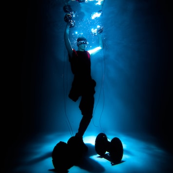 On 绿帽 Green Hat, Tzusing upturns traditional ideas of