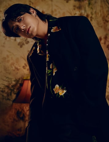 정국은 자기 차선으로 운전 중 | Dazed