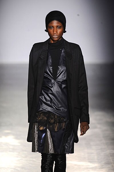 Veronique Branquinho removed shoulder blazer. 5