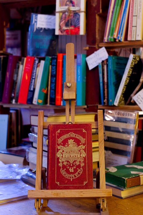 Tomes for sale inside Atlantis Books. Image courte 4