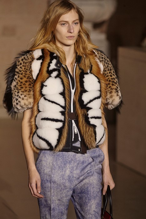 Louis Vuitton takes over the Louvre to close fashion month Womenswear ...