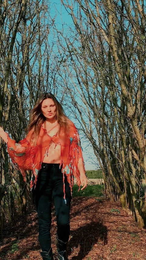 “Walk with Kate”, Moment In Time (2021) 3
