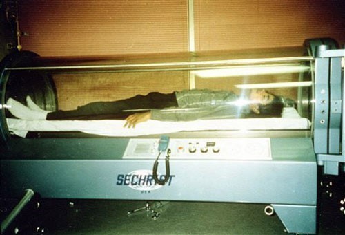 Michael Jackson in a hyperbaric chamber