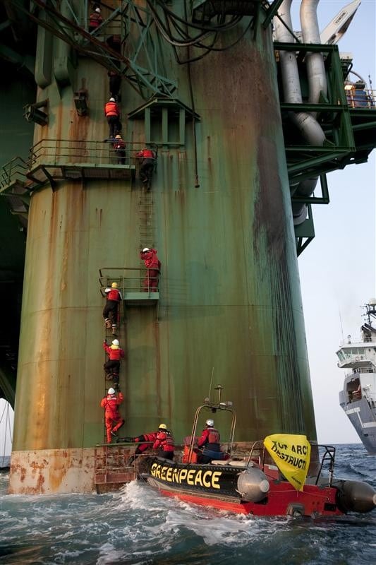 Activists Climb onto Leiv Eiriksson Rig 0