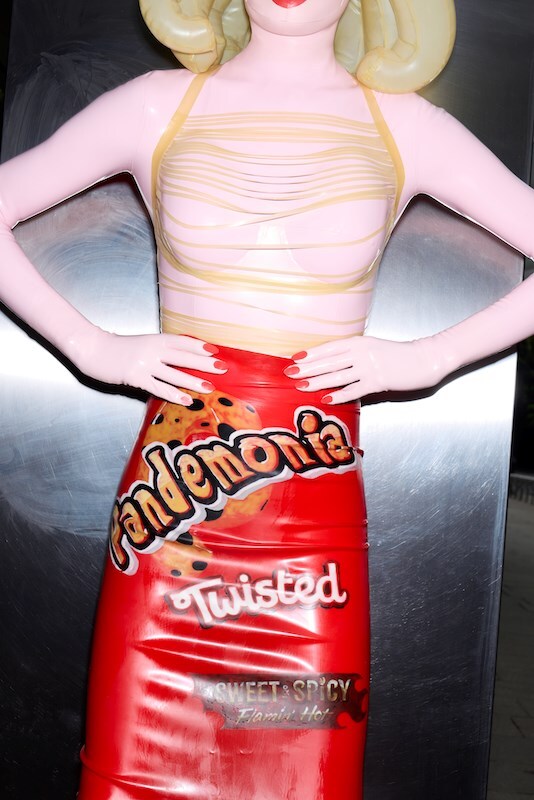 Pull Letter Supermodels Ceramic Objet d&#39;Art 1