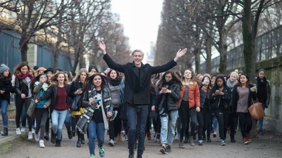 Lucky Blue Smith being followed by fans in Paris