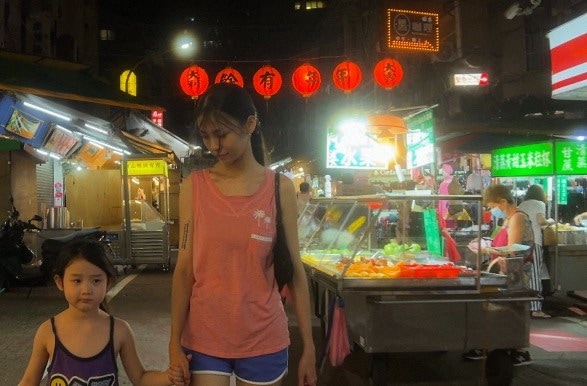 Left-Handed Girl 16
