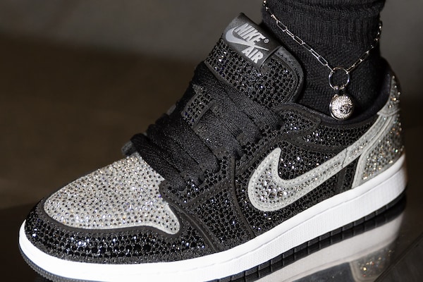 スニーカー Swarovski x Nike Wmns Air Jordan 1 Low OG Crystal zSneakerHeadz | Swarovski x Jordan 1 Low OG “Stealth” is