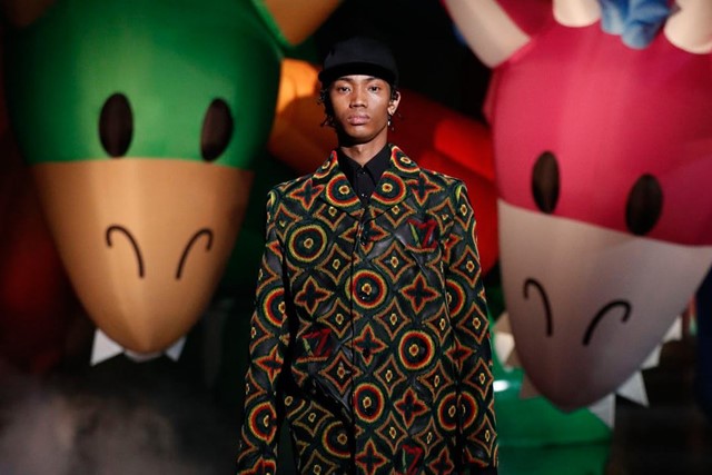 Louis Vuitton on X: #LVMenFW21 Reversing connotations. @virgilabloh 's new  #LouisVuitton collection imbues new meaning into the uniforms of  archetypical characters. Watch the performance on Twitter or    / X