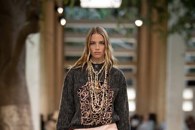 Pin by Allana on ~ CHANEL ~  Chanel fashion show, Chanel necklace
