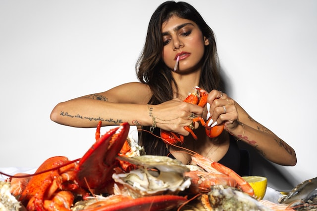 Mia Khalifa – Sheytan jewellery 