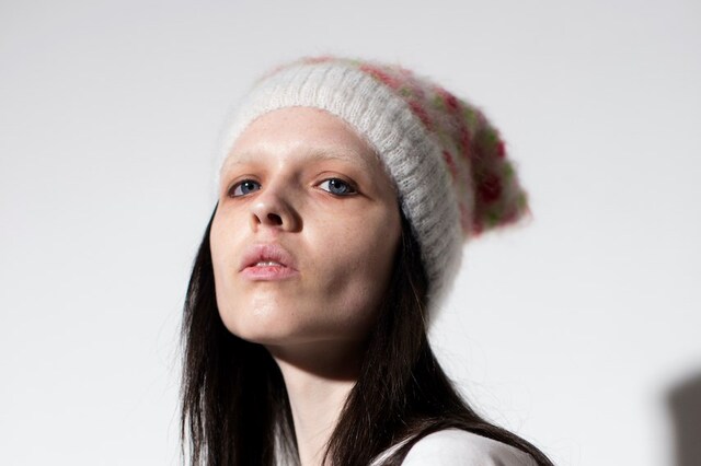 Ashley Williams debuted a super cute 00s-esque flip phone at