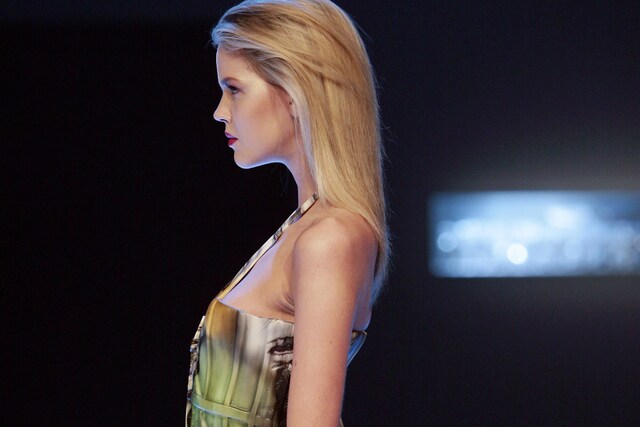 No C MAGAZINE #3 feauturing フセイン・チャラヤン From the archive: Hussein Chalayan's gravity-defying SS09