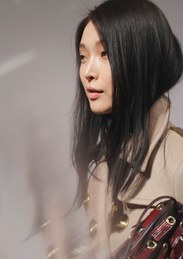 backstage at the burberry prosum womenswear autumn 6