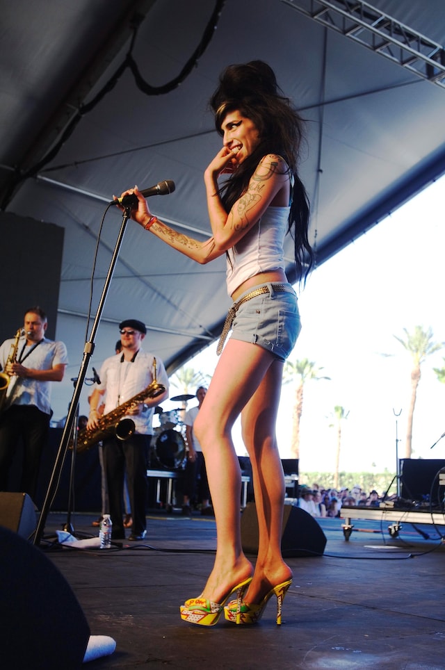 Amy Winehouse in Zap Pow shoe 0