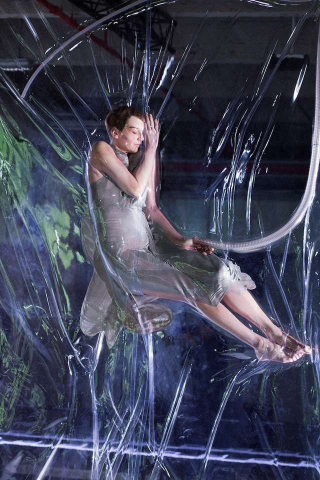 iris_van_herpen_installation_aw14_by_louise_damgaa 0