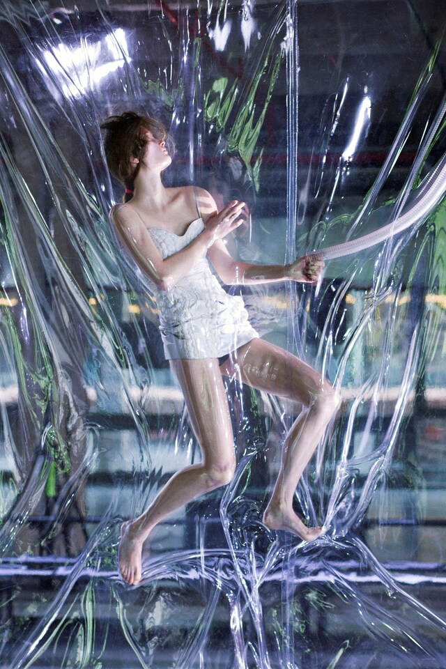 iris_van_herpen_installation_aw14_by_louise_damgaa 2
