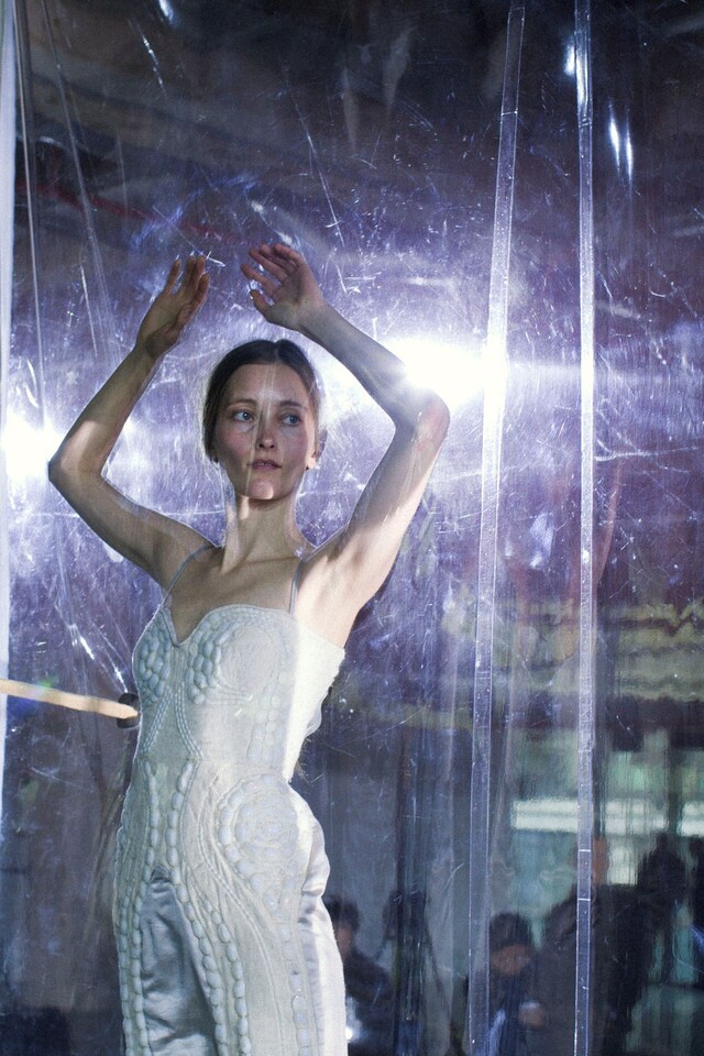 iris_van_herpen_installation_aw14_by_louise_damgaa 5