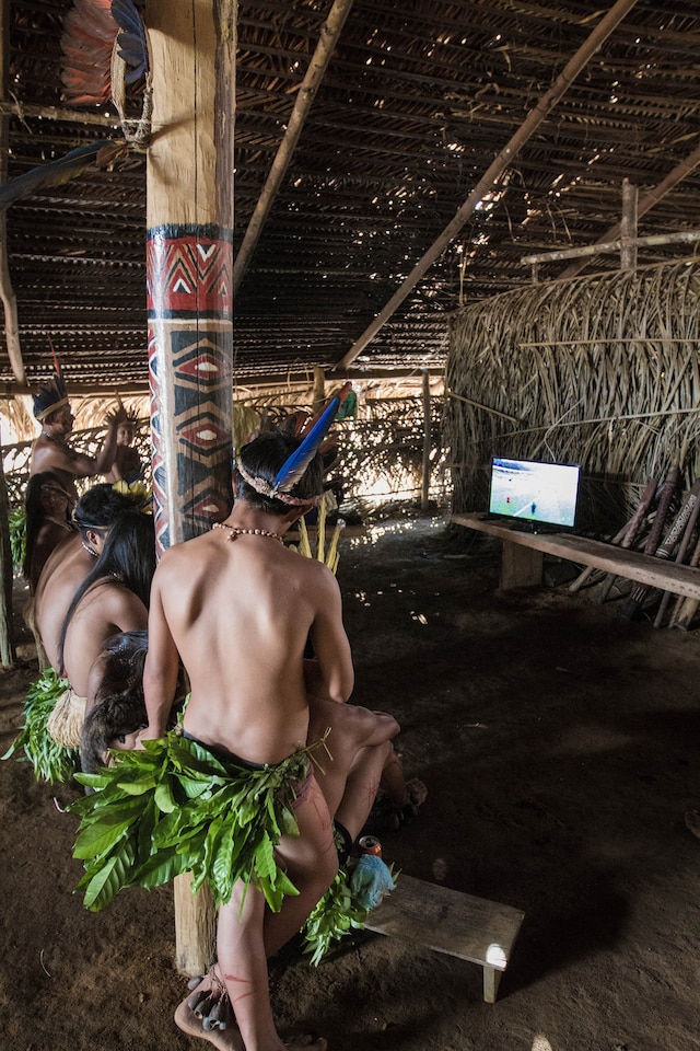 pedro bayeux tribe watching the game + 28