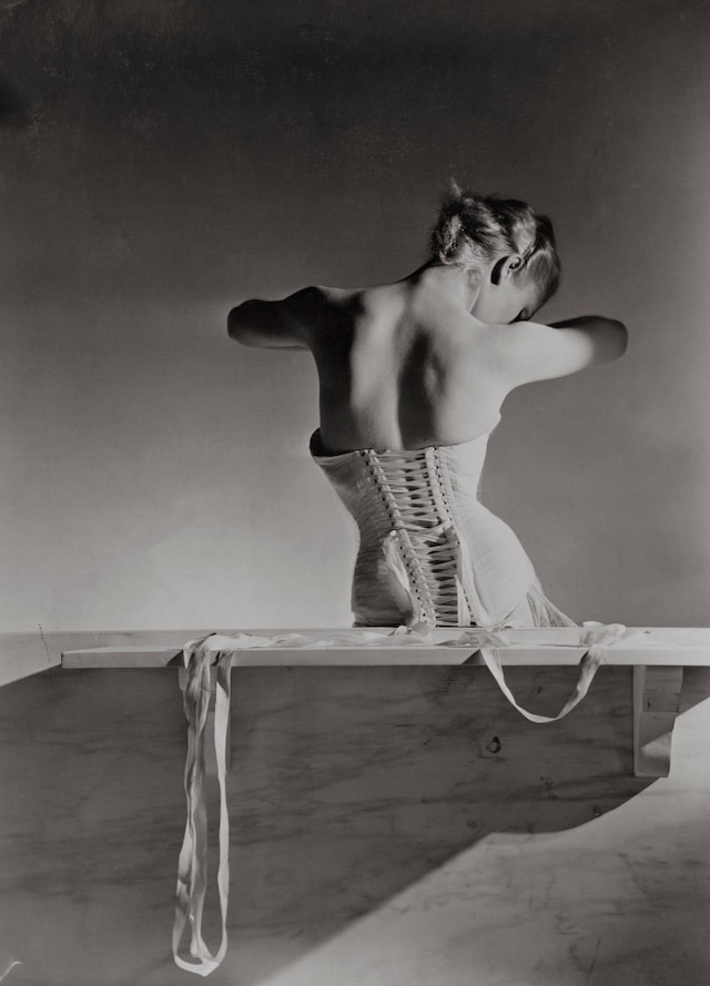 6._Corset_by_Detolle_for_Mainbocher_1939__Conde_Na 5