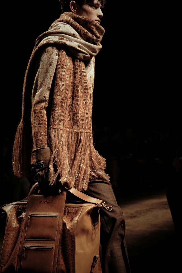 Salvatore Ferragamo AW15 Runway Gray Knit Print Beige Gloves 25