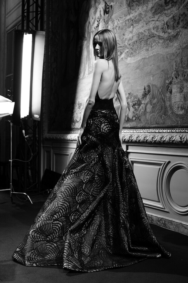 At&#233;lier Versace Haute Couture AW15 Black And White Backless 2