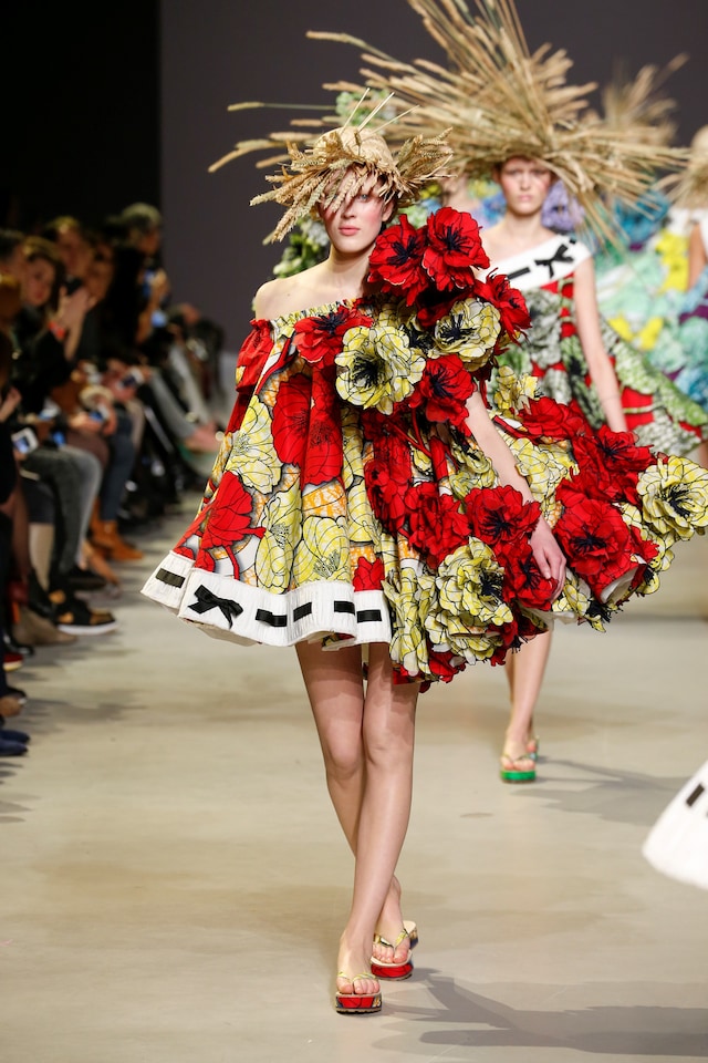 Viktor &amp; Rolf Haute Couture SS15 Red Oversize Flowers Straw 4