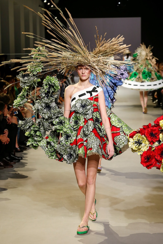 Viktor &amp; Rolf Haute Couture SS15 One Shoulder Floral Straw 2